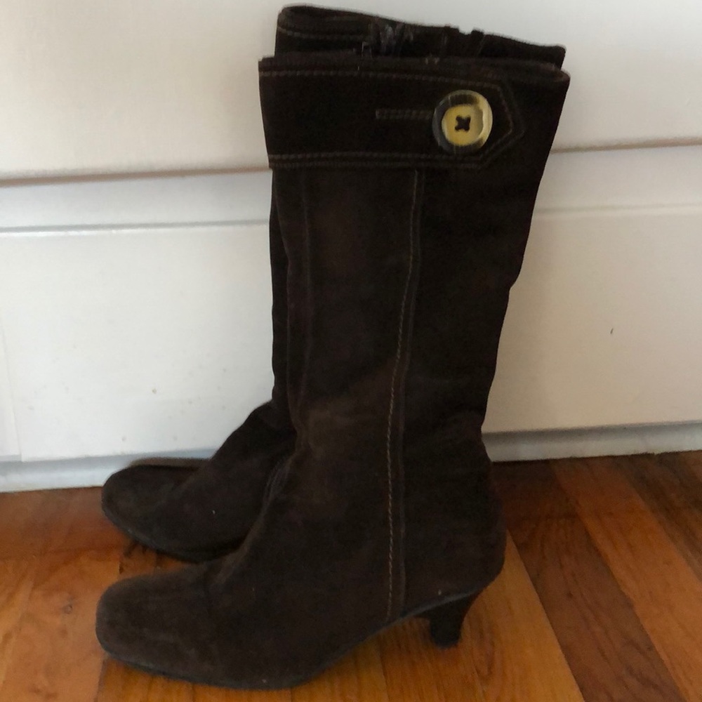 Waterproof suede boots